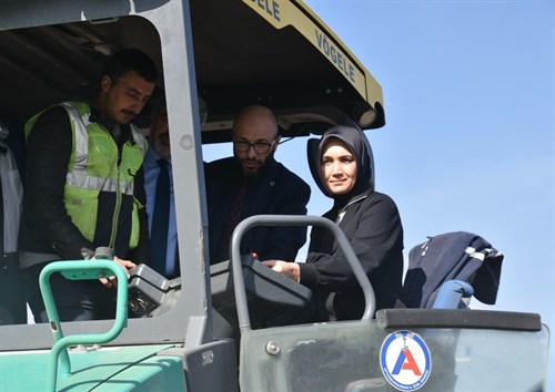 Valimiz Doç. Dr. Kübra Güran Yiğitbaşı, Milletvekilleri Ali Özkaya ve İbrahim Yurdunuseven İle Birlikte Sıcak Asfalt Çalışmalarını Yerinde İnceledi