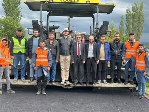 Sandıklı İlçesine Bağlı Ürküt-Başağaç ve Evciler Altınova-Baraklı Grup Köy Yolları Sıcak Asfalt Çalışmaları Tüm Hızıyla Devam Ediyor