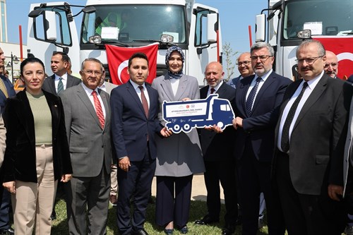 Valimiz Doç. Dr. Kübra Güran Yiğitbaşı, İl Özel İdaresi Envanterine Kazandırılan Yeni Hizmet Araçlarının Düzenlenen Araç Teslim Törenine Katıldı